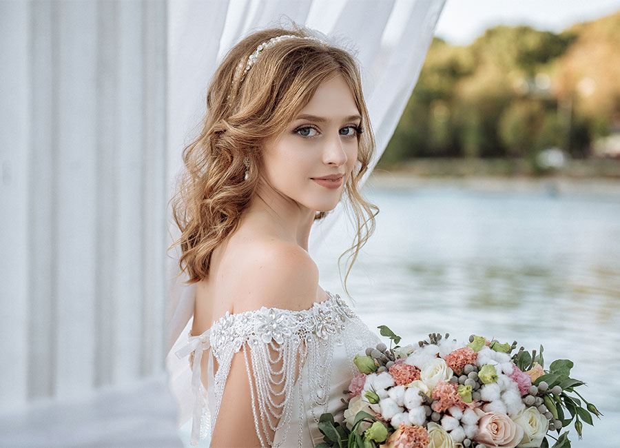Bridezilla sends wedding guests a dress code based on their weight!