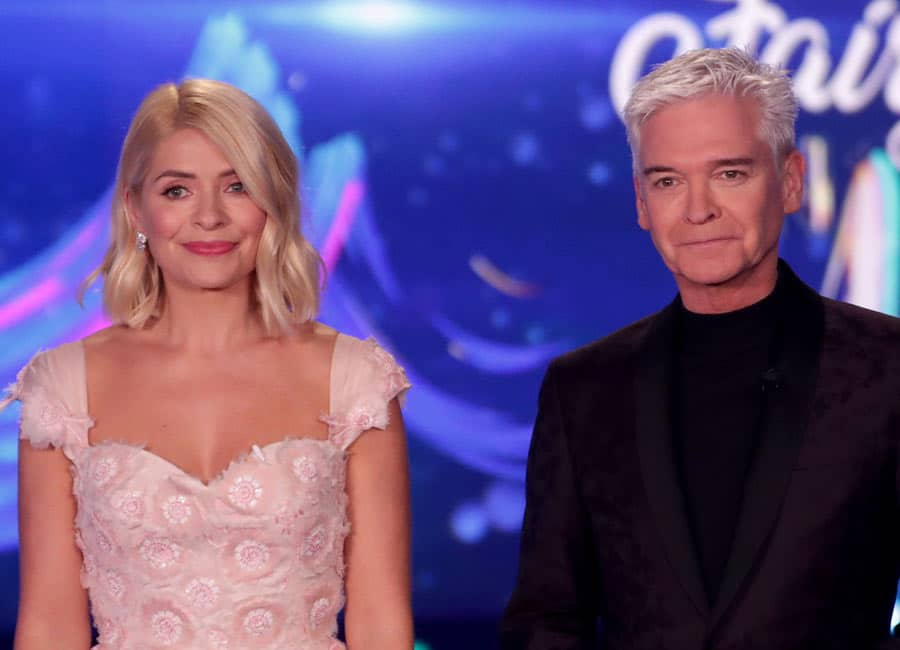 Toilet roll? Holly Willoughby's DOI dress had viewers divided tonight