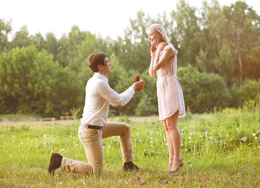 Ever wondered why people get down on one knee to propose? This is why