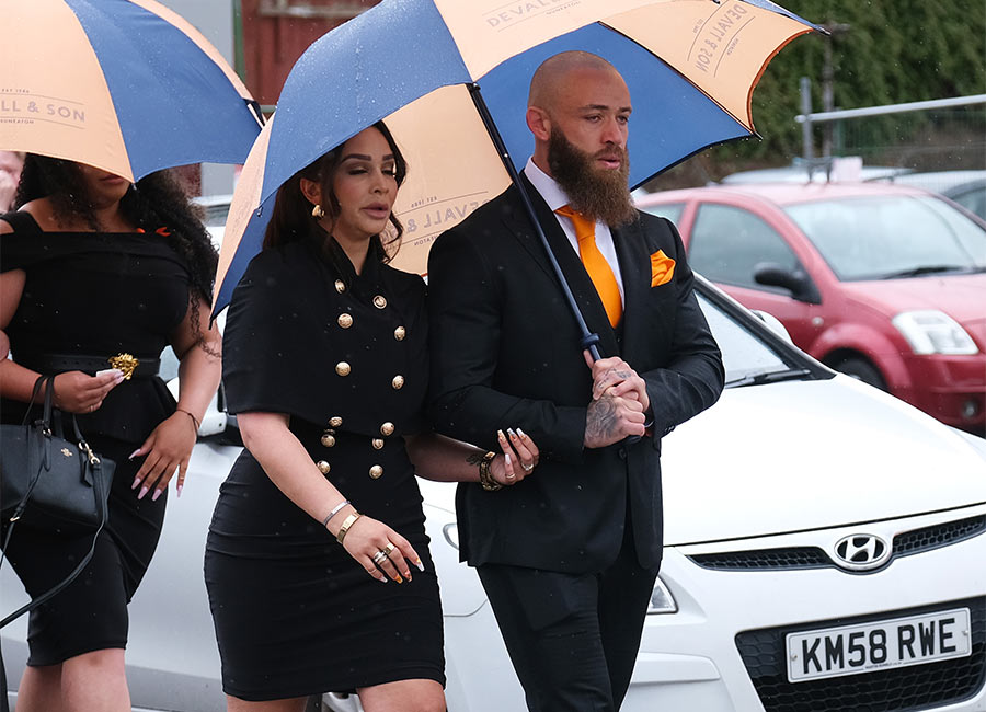 Ashley Cain and Safiyya break down as crowds clap daughter's funeral procession
