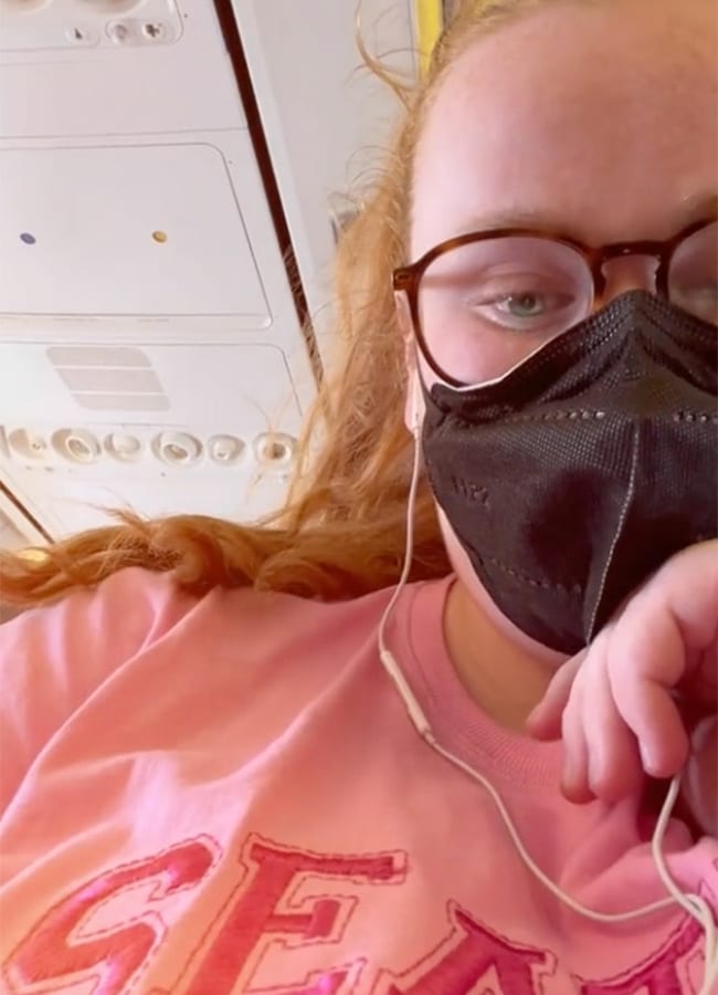 Kirsty Leanne plus sized woman seat Ryanair tray table TikTok