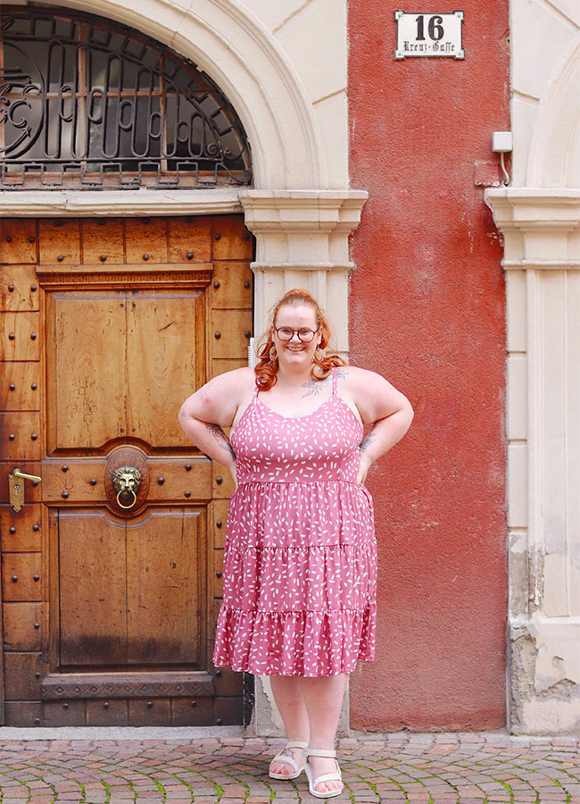 Kirsty Leanne plus sized woman seat Ryanair tray table TikTok