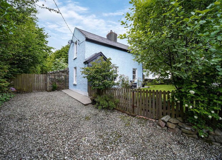 MILFORD ROAD, Ramelton, Bridgend F92 P9K6 €195,000exterior blue house garden fence grass