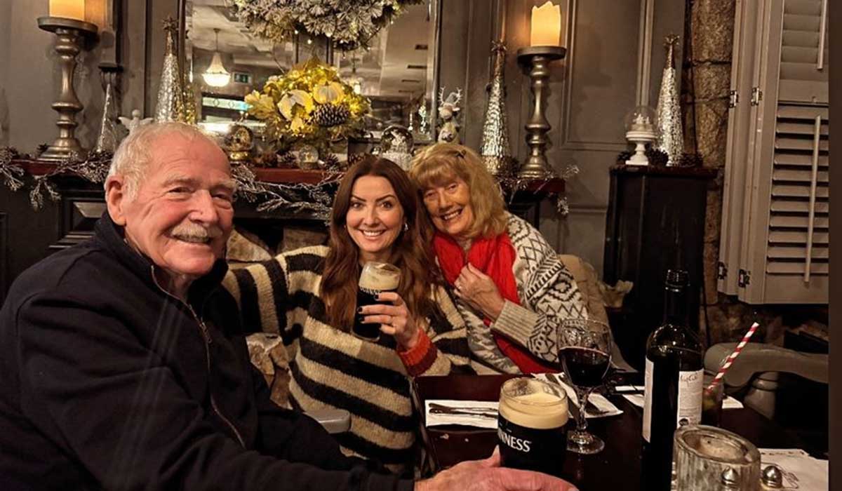 PICS: Jennifer Zamparelli's pints with parents after 'precious' family-filled weekend