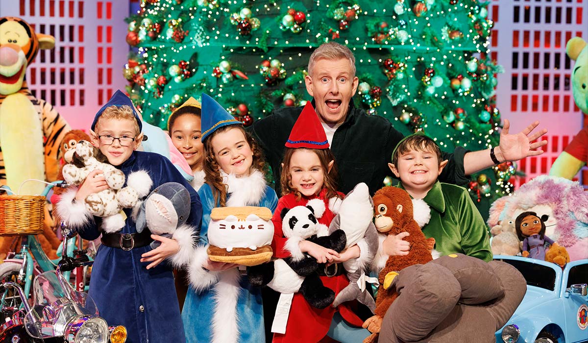 Patrick Kielty is pictured with Danny Sheehan (8), from Wexford, Layla Ibegu (10), Poppy Madden (6), Darcy Ramsbottom (6) and Kyle Deane (8) from Carlow revealing the theme for this year's Late Late Toy Show on Friday at 9:35pm on RE One and RTÃ‰ Player. Pic: Andres Poveda