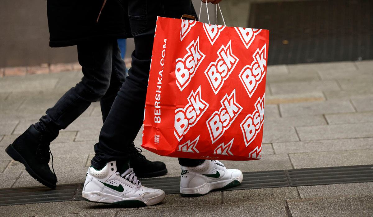 People enjoying the sales on St Stephen's day on Grafton street, Dublin. Pic: Arthur Carron/Collins