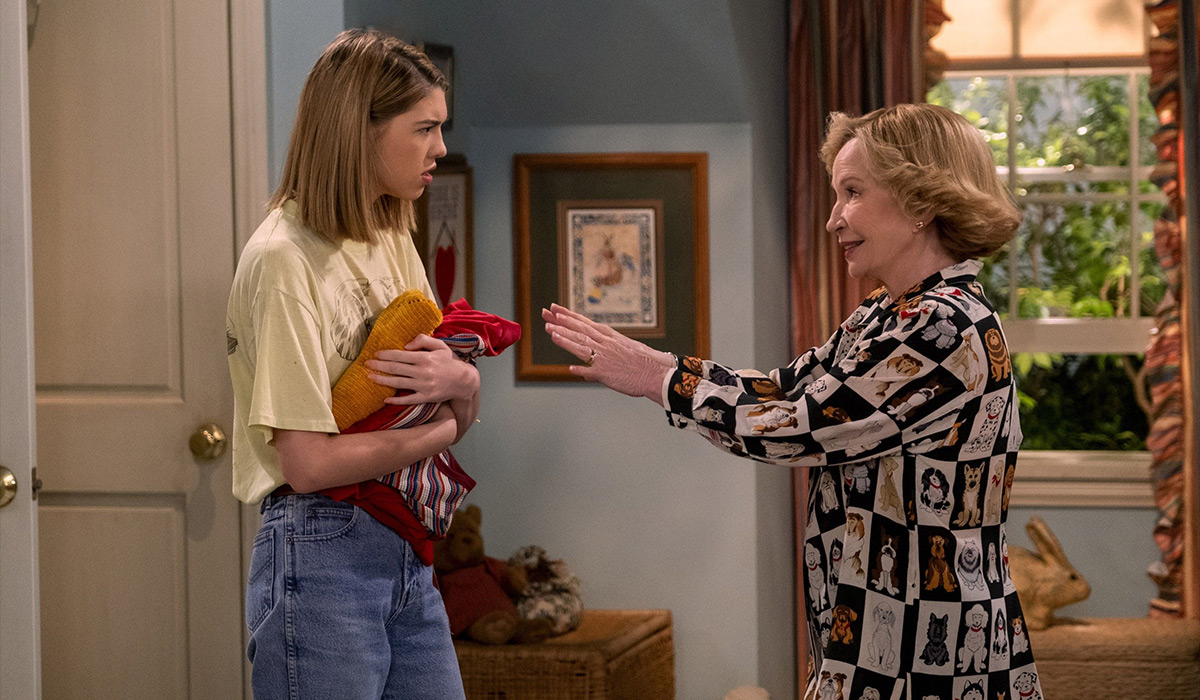 THAT '90S SHOW, (aka THAT 90S SHOW), from left: Callie Haverda, Debra Jo Rupp, 'Kids in America'. Pic: REX