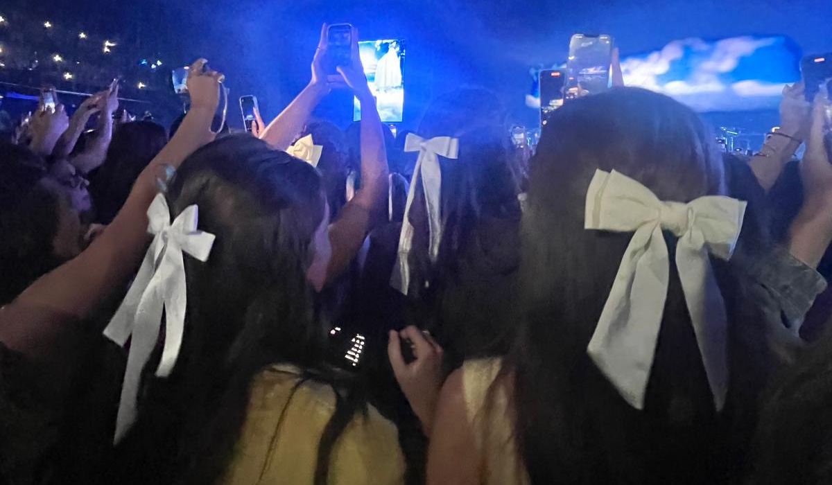 Fans wearing white bows at Gracie Abrams' Dublin concert