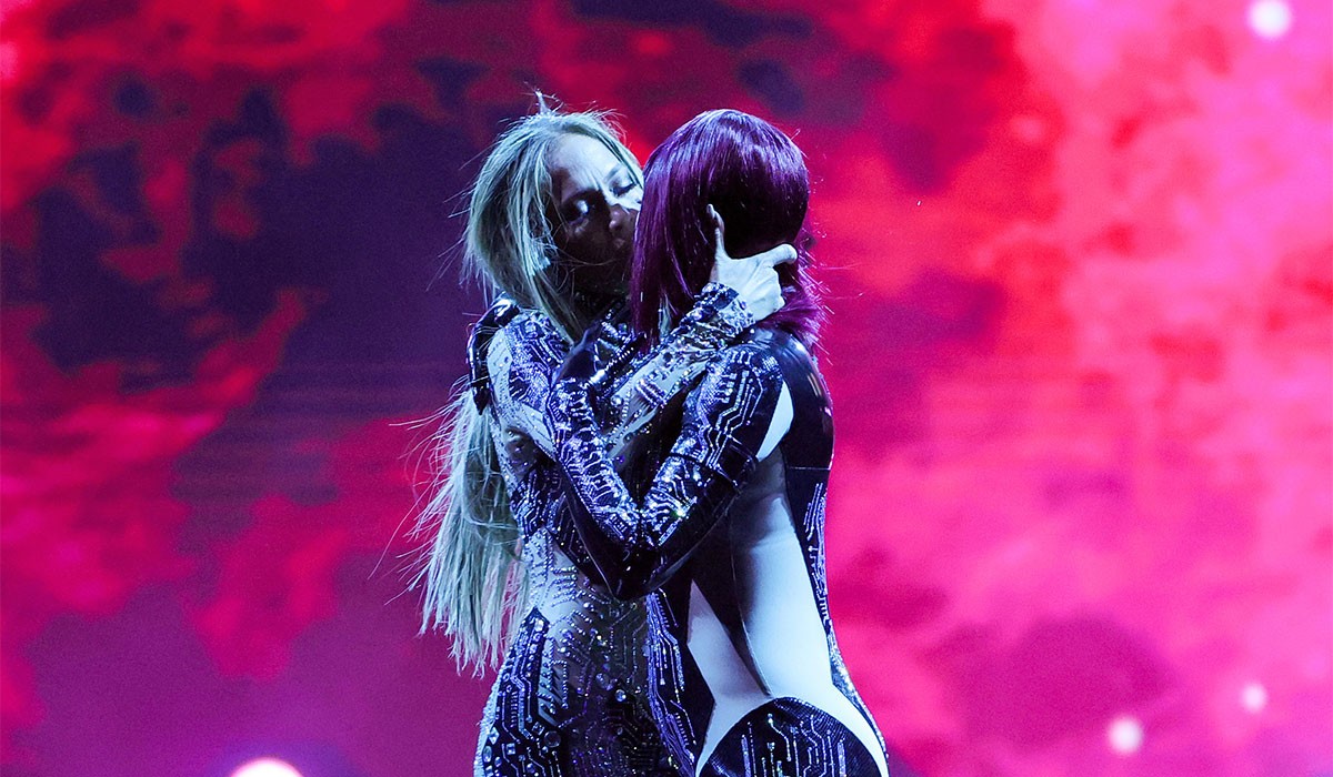 Jennifer Lopez locks lips with female dancer at AMAs