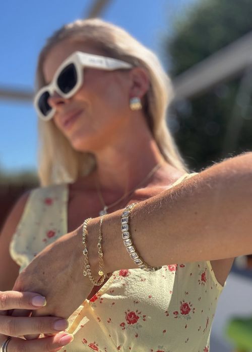 Jess Redden’s baby bump steals the show in dreamy yellow dress.Pic: Instagram