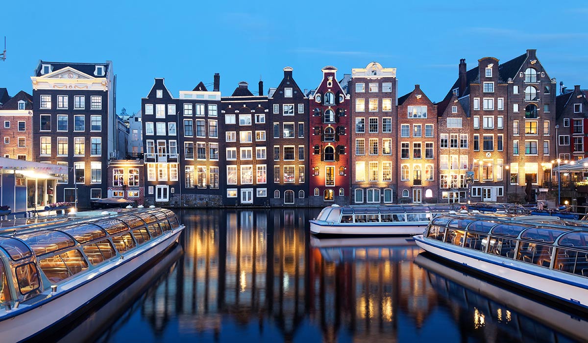 Damrak Avenue in Amsterdam's city center. Pic: Shutterstock